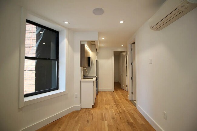 Foto del edificio - 223 E 96th St