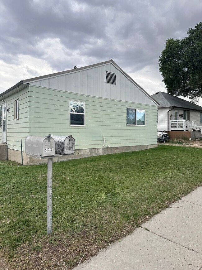 Building Photo - Available Now! 1/2 month free rent!