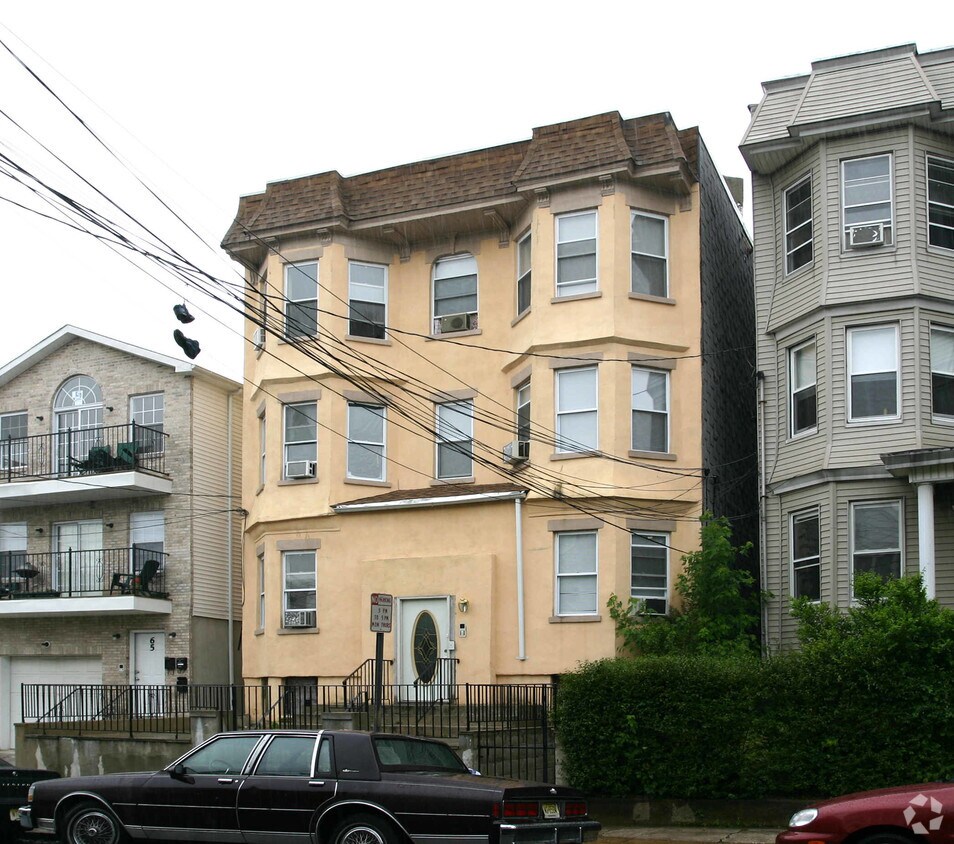 Foto del edificio - 67 Bostwick Ave