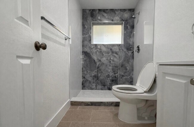 Building Photo - 736 Neil Rd