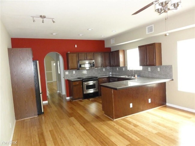 Building Photo - 3 br, 2.5 bath House - 747 NW 2nd Ave