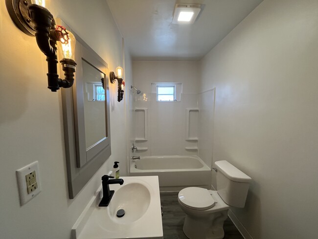 Foto del edificio - 1826 E 8th St