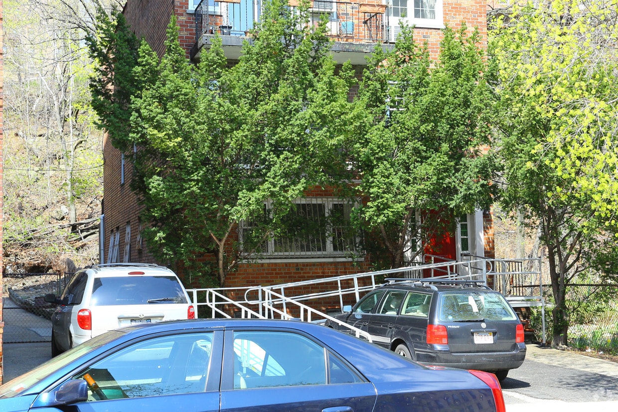 Building Photo - 162 Bennett Ave