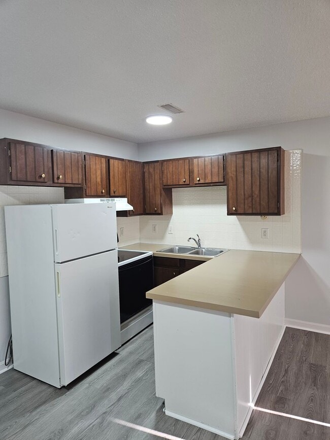 Building Photo - 515 Green Valley Dr