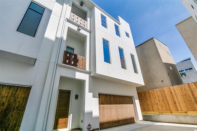 Foto del edificio - 317 E 2nd St