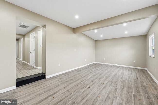 Foto del edificio - 667 S Broadway