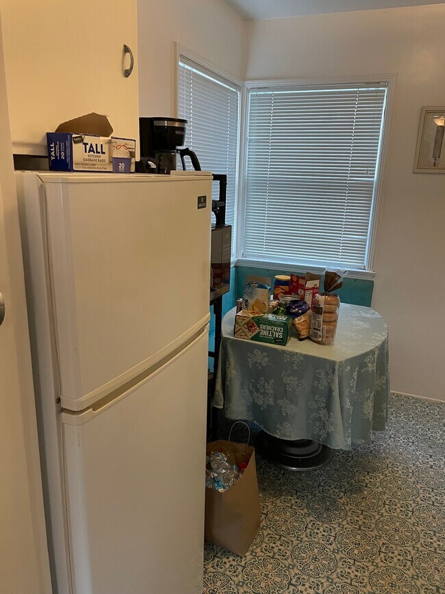 refrigerador de tamaño completo - 1443 10th St