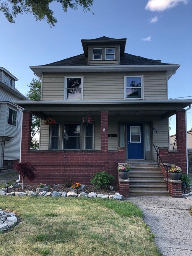 Building Photo - 914 W Front St