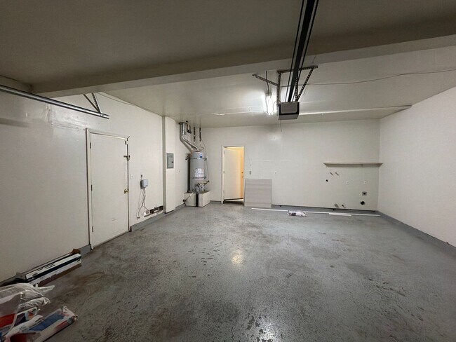 Foto del edificio - GREAT CORNER LOCATION IN CENTRAL BRENTWOOD