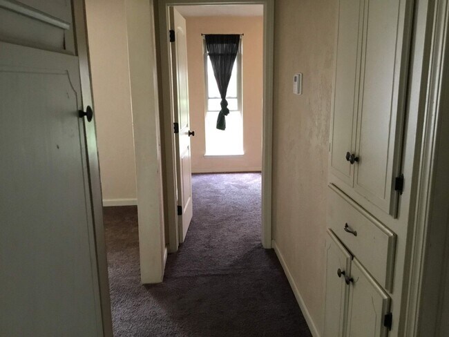 Building Photo - 3 Bedroom 1 Bath - Coming Soon!