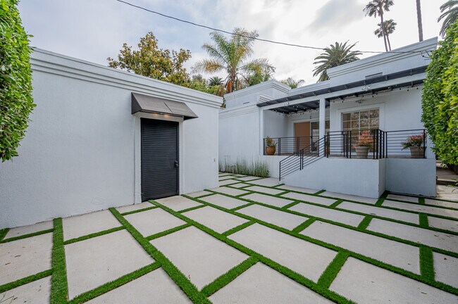 Building Photo - 272 S Palm Dr