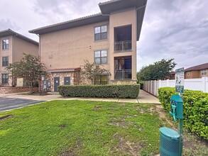 Building Photo - 906 Charo Pkwy