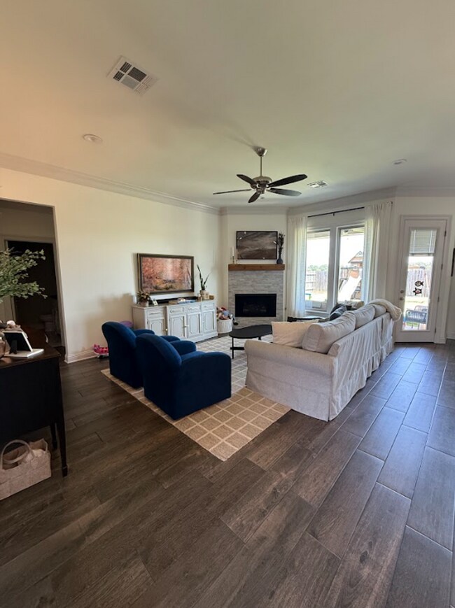 Building Photo - Gorgeous 4 Bedroom Home in North Bossier -...