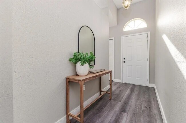 Entrada (en fase de montaje) - 5306 Keely Ct