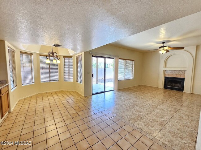 Building Photo - 1061 W Antelope Creek Way
