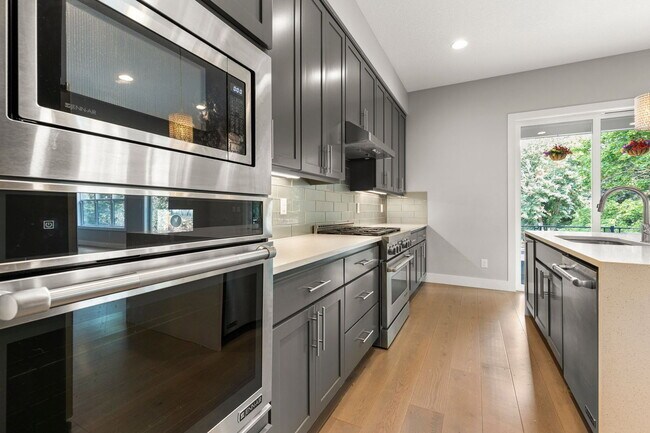 Foto del edificio - 10805 NW Cornell Rd