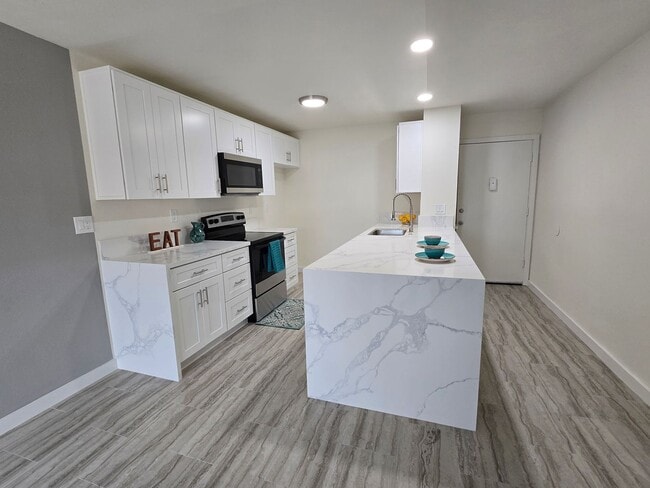 Building Photo - Downstairs 1 Bedroom Unit in Orange