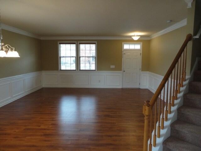 Foto del edificio - 335 Larktree Ln