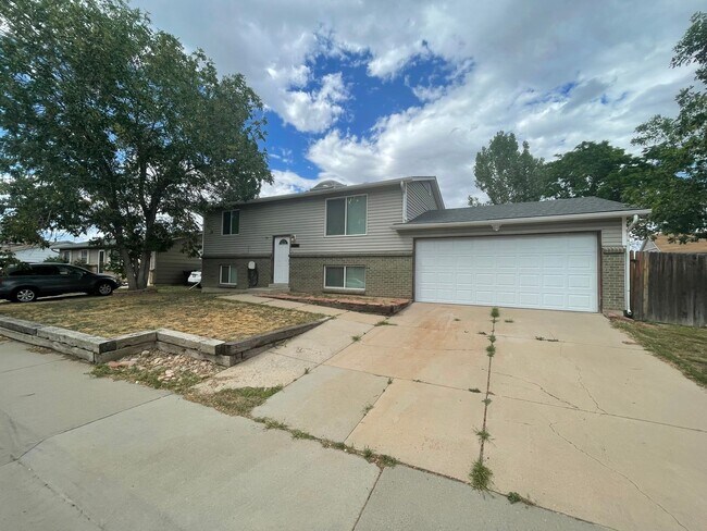 Foto del edificio - 4 bedroom home with large backyard!