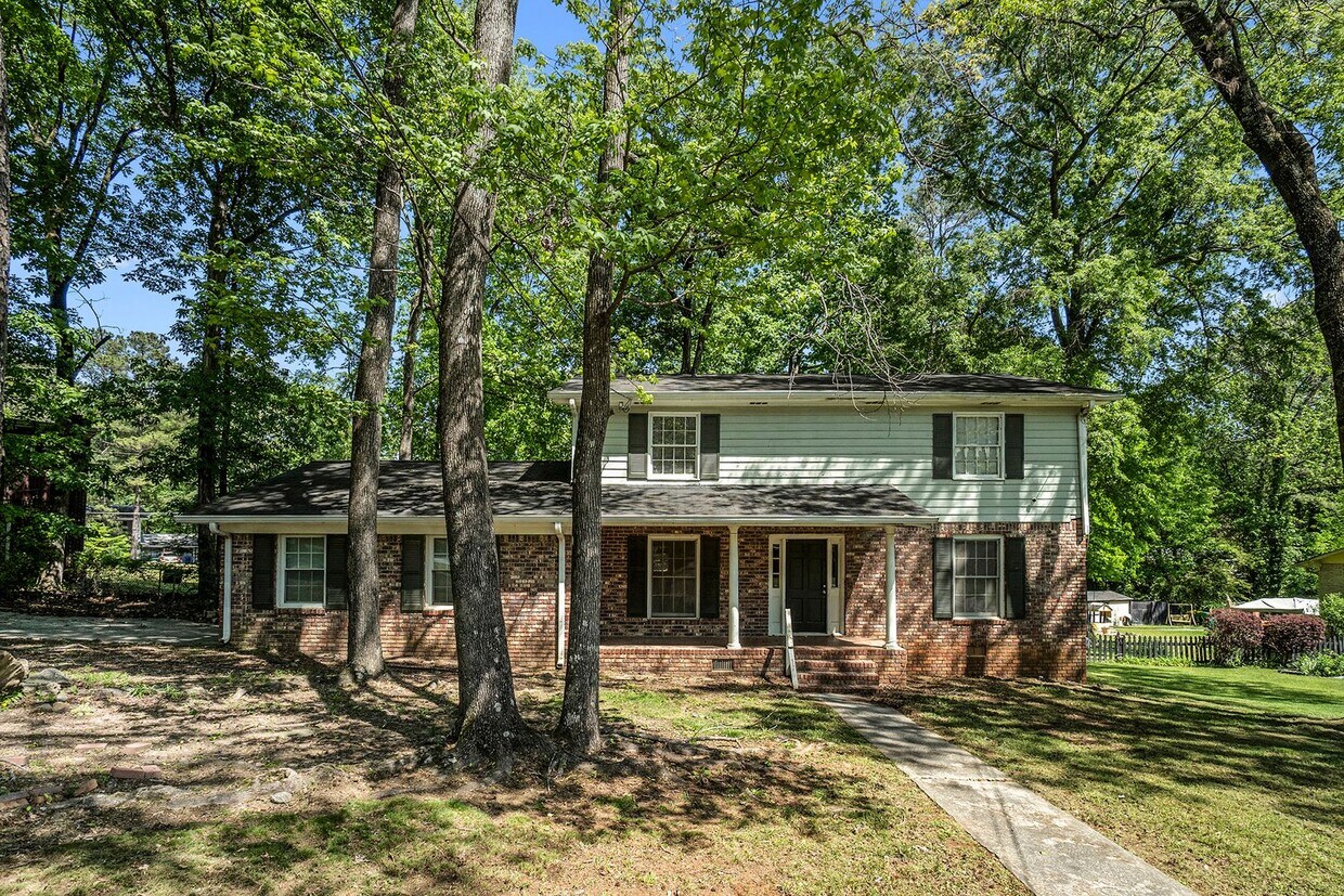 Foto principal - Large 4 Bedroom 3 Bath Home