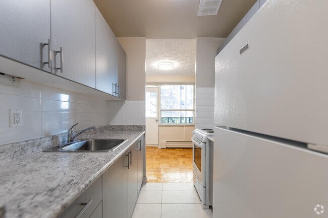 1BR, 1BA - 630SF - Kitchen - 839 Roselawn Ave
