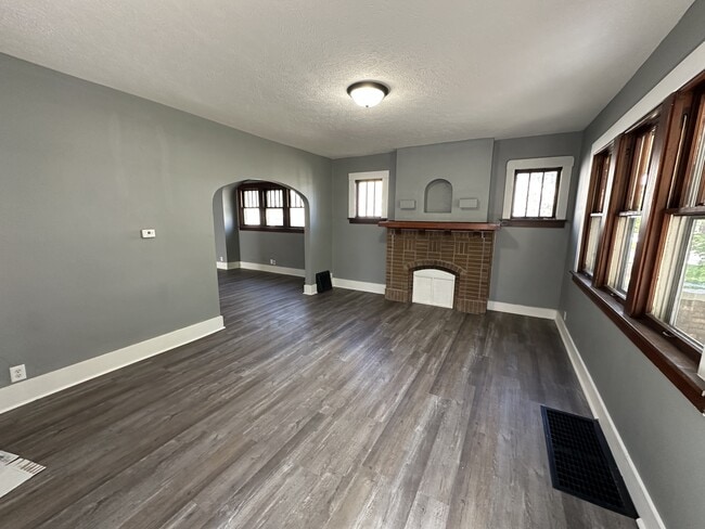 Foto del edificio - 502 E McClure Ave