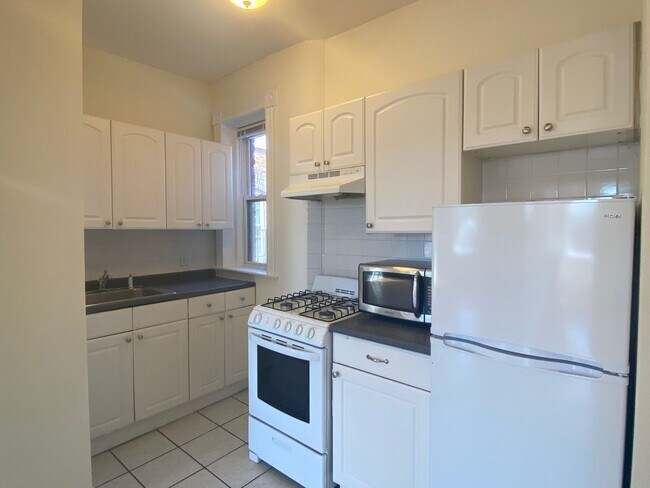 Large, sunny 2 bed unit with heat and wate... - Large, sunny 2 bed unit with heat and wate... House