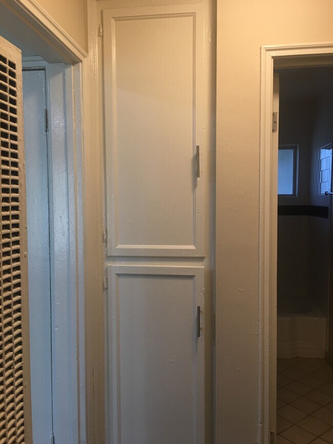 Linen Closet closed - 5961 Cahuenga Blvd