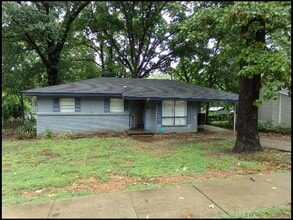 Building Photo - 16 S Wakefield Dr