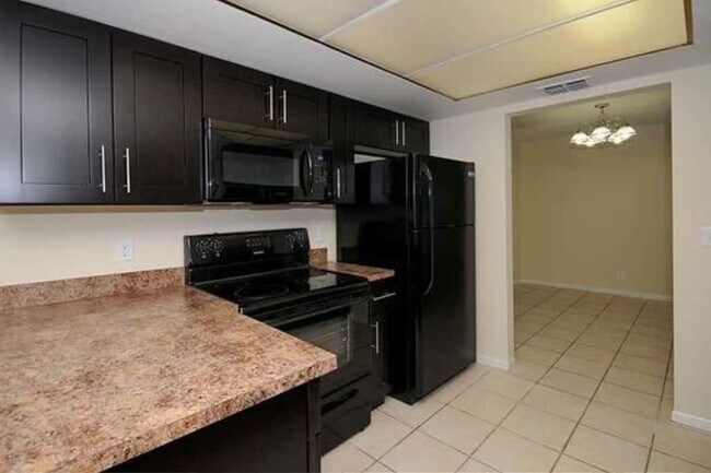 Building Photo - 1132 Essex Dr