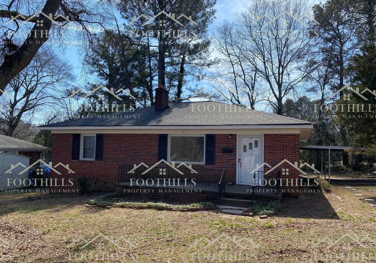 Primary Photo - Charming 3BR/1.5BA Brick Home with Firepla...