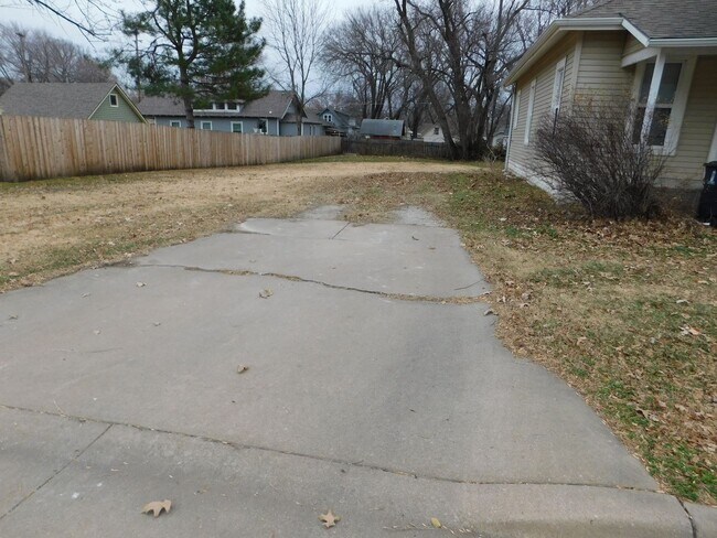Building Photo - 2 bedroom/1 bath house located on a large ...