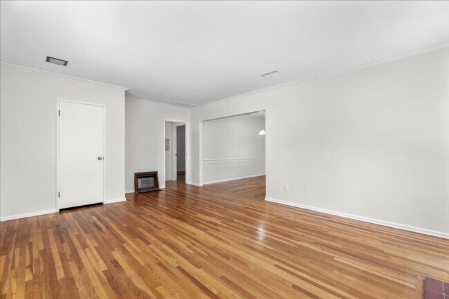 Foto del edificio - 6706 Densmore Ave
