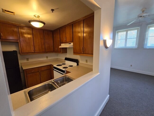 Building Photo - 633 W Washington St