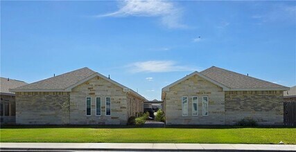 Building Photo - 11 Hiawatha Dr