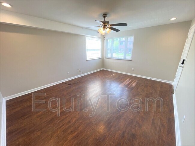Building Photo - 3918 E Gatewood Ln