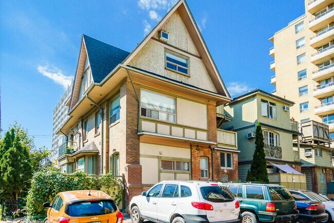 Building Photo - 1 Bedroom Suite on Spadina Rd. in the Annex