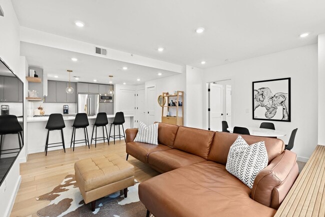 Building Photo - 830 Park Ave