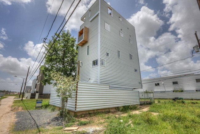 Building Photo - 1315 Lakin St