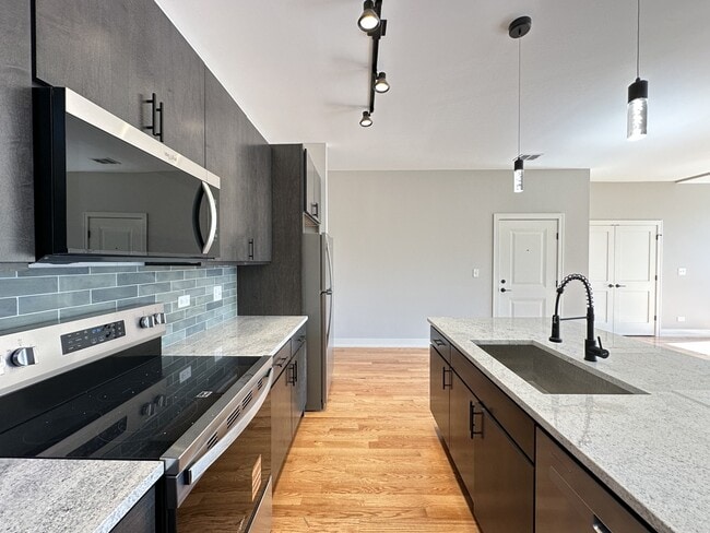 Building Photo - 2100 W 18th Pl