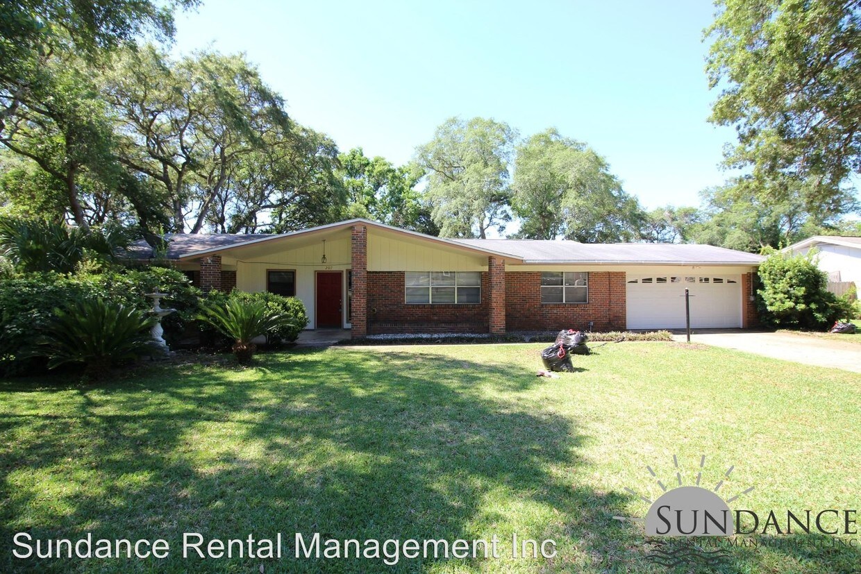 Foto principal - 207 Country Club Rd