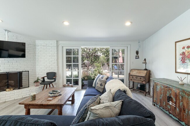 Building Photo - Quintessential Ventura Beach House | Furnished 3 Bed, 2 Bath | Pierpont Beach | Monthly Rental