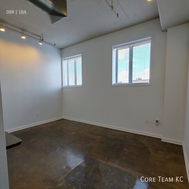 Foto del edificio - 320 W 7th St