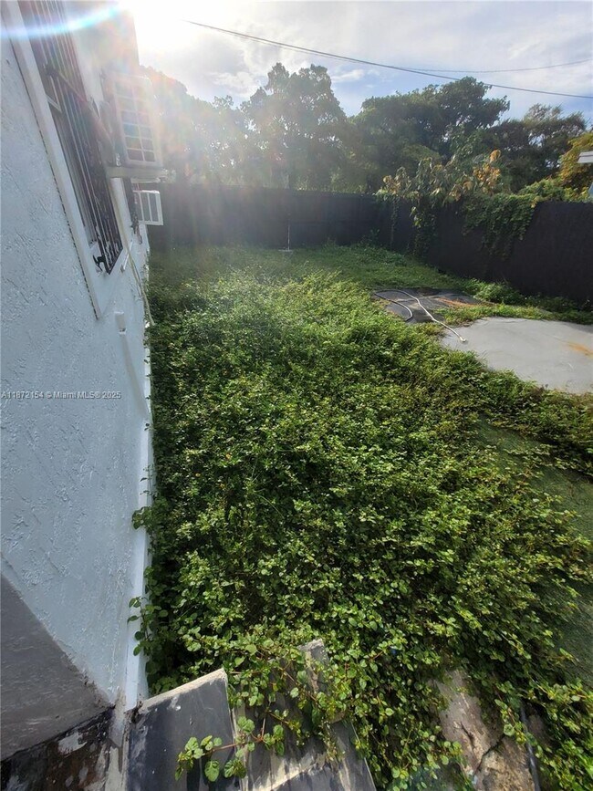 Building Photo - 5720 NE Miami Pl