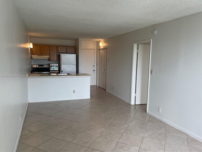 Building Photo - 2771 Riverside Dr