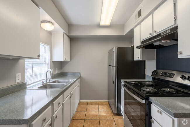 2BR, 1.5BA - 1,010SF - Kitchen - Ventana Ridge Apartments