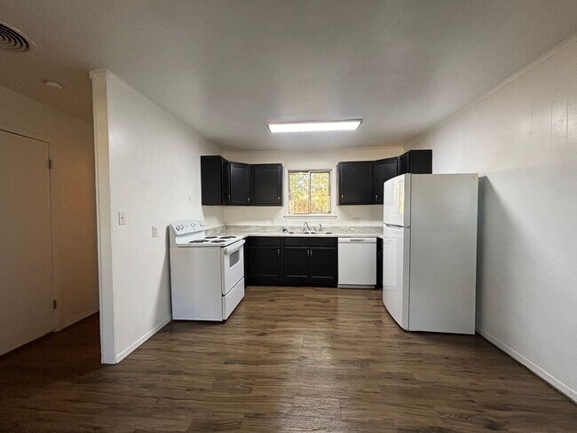 Foto del edificio - Cute clean 1 bedroom 1 bath duplex availab...