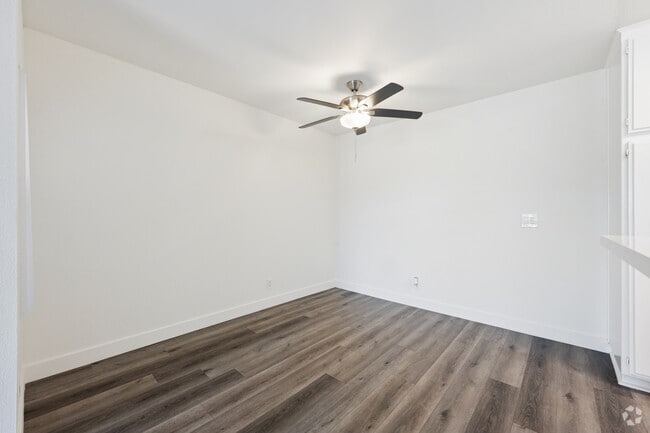 1 dormitorio, 1 baño - 700 pies cuadrados - Comedor - Campus Crossing Apartments - Northridge