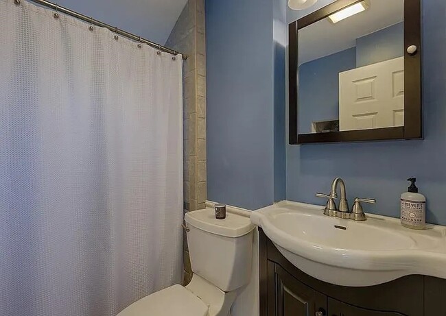 Building Photo - 52 Nightingale Ave