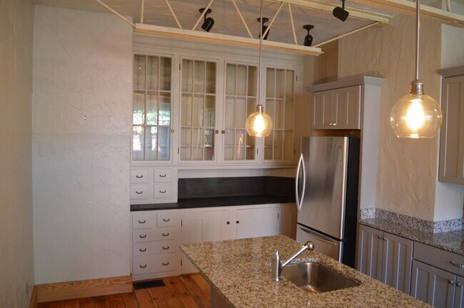 Building Photo - 72 Bowdoin St